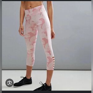 Hollister cropped camo leggings - Small